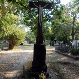 1911-es kőkereszt a temetőben. (JN)