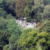 A cserépváraljai temető a túlsó hegyen. (JN)